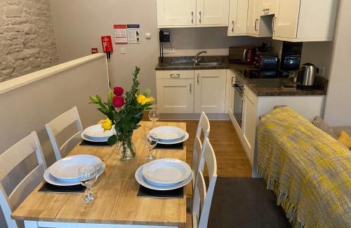 Wing Apartment | Brampton Holiday Homes - The Mews Apartment