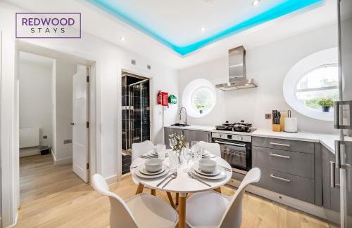 Rushmoor District Apartment | BRAND NEW, 1 Bed 1 Bath, Modern Town Center Apartment, Netflix By REDWOOD STAYS
