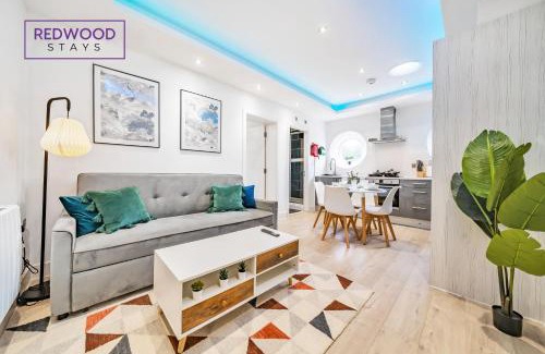 Rushmoor District Apartment | BRAND NEW, 1 Bed 1 Bath, Modern Town Center Apartment, Netflix By REDWOOD STAYS