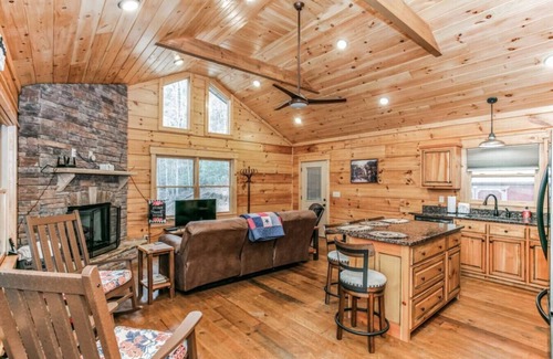 Cherry Log House | Brand New 2/2 Cabin Cherry Log, Big Hot Tub, Views