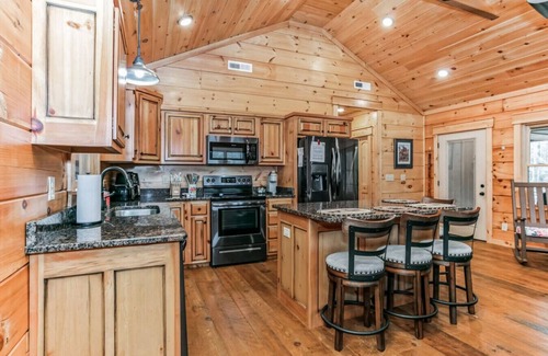 Cherry Log House | Brand New 2/2 Cabin Cherry Log, Big Hot Tub, Views