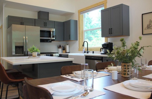 Ashford Cabin | BRAND NEW! 2 Bedroom Cabin Minutes from Mt Rainier National Park!
