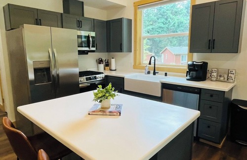 Ashford Cabin | BRAND NEW! 2 Bedroom Cabin Minutes from Mt Rainier National Park!