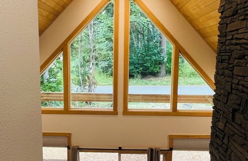 Ashford Cabin | BRAND NEW! 2 Bedroom Cabin Minutes from Mt Rainier National Park!