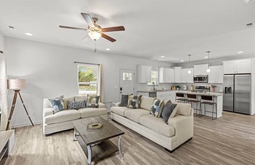 Paw Creek House | Brand New 3-bedroom house - Sleeps 10+ Comfortably, Convenient to Uptown