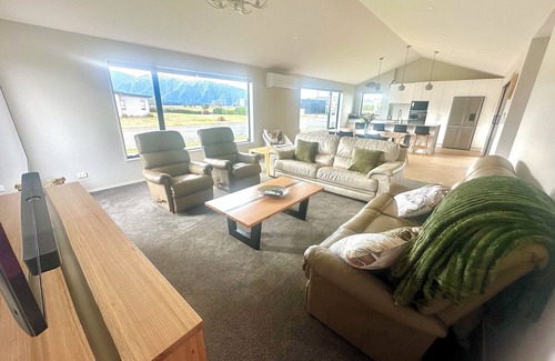 Te Anau House | Brand New 3-bedroom house with lake and mountain views, AC, lots of TVs, Te Anau