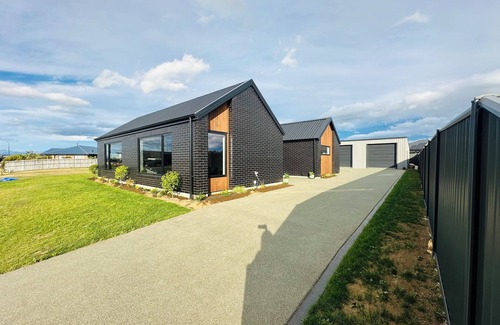 Te Anau House | Brand New 3-bedroom house with lake and mountain views, AC, lots of TVs, Te Anau