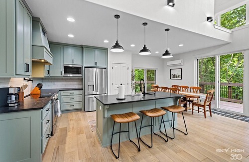 Springdale House | BRAND NEW, 3 STORY LUXURY LAKEHOUSE ON BEAVER LAKE, WITH HOT TUB & FIRE-PIT!