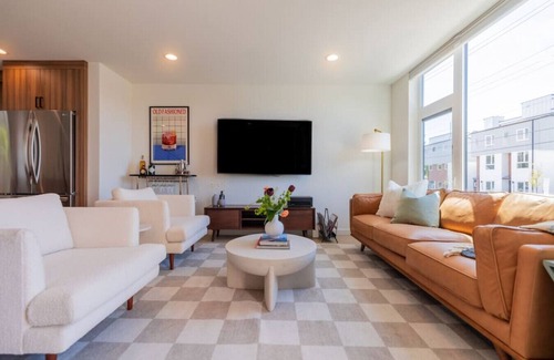 West Woodland House | Brand New 3BR Retreat | Sauna | Private Rooftop