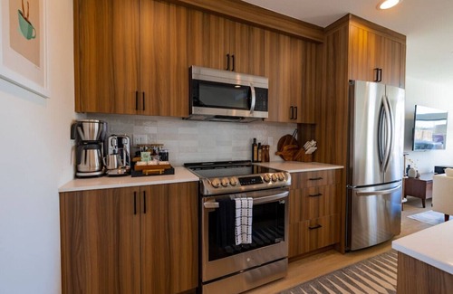 West Woodland House | Brand New 3BR Retreat | Sauna | Private Rooftop
