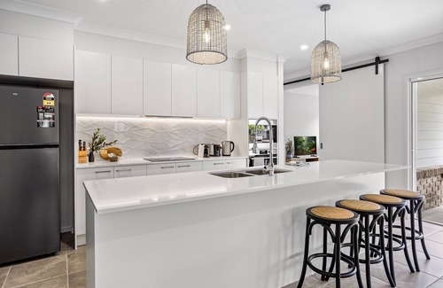 Redcliffe House | Brand-New 4-Bed Beach House with Alfresco Dining