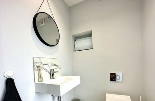 Poole House | Brand New 4 Bedroom House -Sleeps 9 - Free Parking