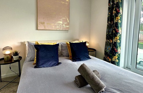 Poole House | Brand New 4 Bedroom House -Sleeps 9 - Free Parking