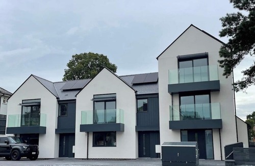 Poole House | Brand New 4 Bedroom House -Sleeps 9 - Free Parking