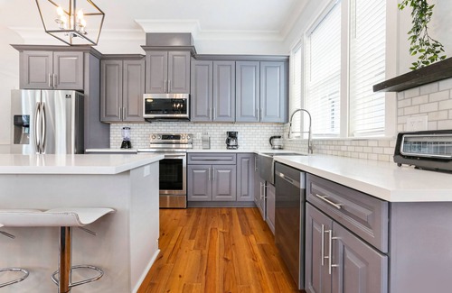 Faubourg Lafayette Apartment | Brand New 4 BR w Pool by Hosteeva