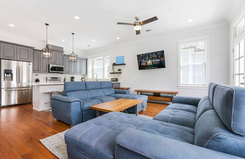 Faubourg Lafayette Apartment | Brand New 4 BR w Pool by Hosteeva