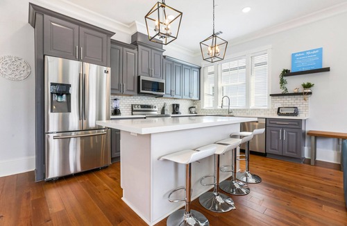 Faubourg Lafayette Apartment | Brand New 4 BR w Pool by Hosteeva