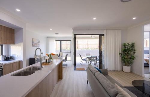 Greenbank House | Brand New 4Bs Home near Shops and Park at Greenbank