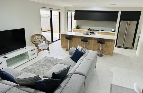 Geographe House | Brand New 5 Bedroom Home 1km from the Beautiful Busselton Beaches