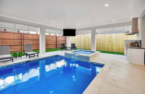 King City Cottage | BRAND NEW 6 Bed 9 Bath Luxury Beach House W/Private HEATABLE POOL Steps to Beach
