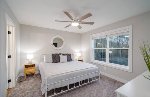 Lakeside Estates House | BRAND NEW! 6B/5Ba near Sugar Hollow Marina/Jumping Bridge. Hot Tub!