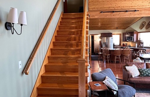 Ludlow Ski Chalet | Brand new Appliances, Deck & Hot Tub - 1 min from Okemo base & Ludlow Downtown!