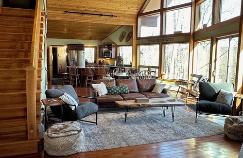 Ludlow Ski Chalet | Brand new Appliances, Deck & Hot Tub - 1 min from Okemo base & Ludlow Downtown!