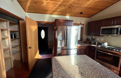 Ludlow Ski Chalet | Brand new Appliances, Deck & Hot Tub - 1 min from Okemo base & Ludlow Downtown!