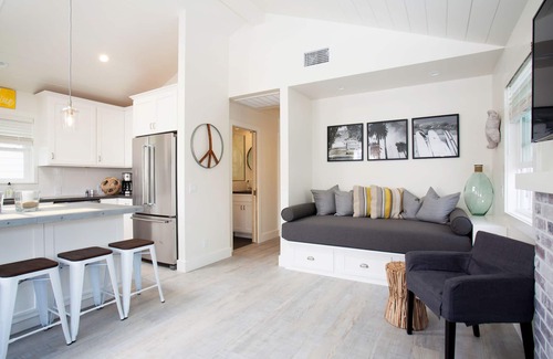 West Newport Cottage | Brand new beach cottage steps to the sand