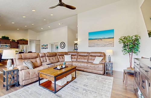 Sisters House | Brand-new beautiful home with private hot tub & mountain views