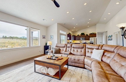 Sisters House | Brand-new beautiful home with private hot tub & mountain views