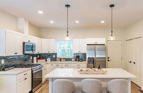 Hough House | Brand New Build! 3BR Home by Cleveland Clinic & Playhouse Square!
