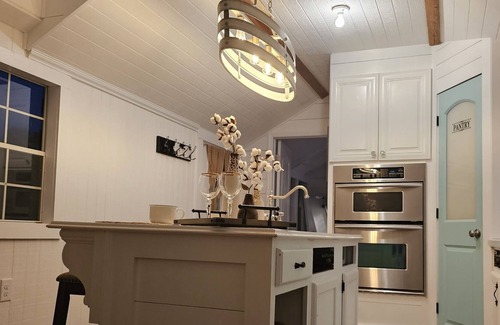 London Cabin | Brand new cabin! Close to everything! Located on our 9 acre farm.