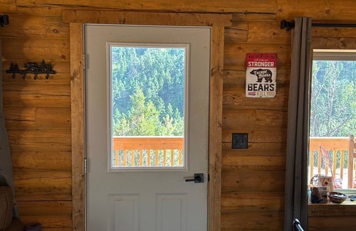 Gardiner Cabin | Brand new Cabin in the mountains next to Yellowstone National Park!