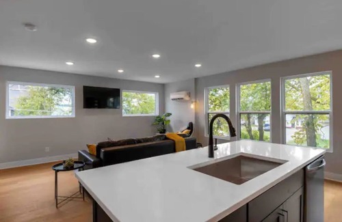 Near Northside House | BRAND NEW Carriage House w/TONS of Natural Light