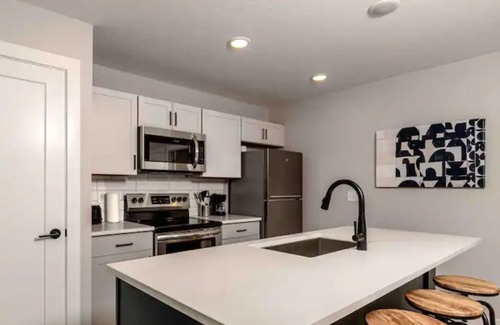 Near Northside House | BRAND NEW Carriage House w/TONS of Natural Light