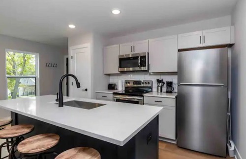 Near Northside House | BRAND NEW Carriage House w/TONS of Natural Light