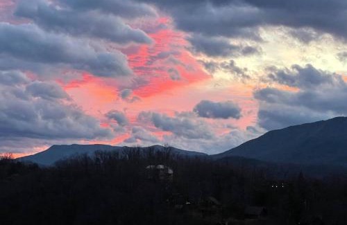 Gatlinburg - Pigeon Forge House | Brand New Chalet With Spectacular Views- Ursa Mons