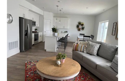 Rigby House | Brand New Clean & Cozy Townhouse For Your Getaway!