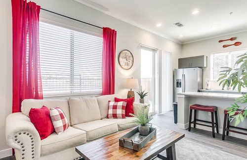 South Arlington Villa | ❤️BRAND NEW CLEAN & SANITIZED Villa Wifi + King Bed + Parking DISCOUNTED PRICE