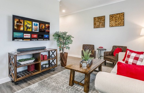 South Arlington Villa | ❤️BRAND NEW CLEAN & SANITIZED Villa Wifi + King Bed + Parking DISCOUNTED PRICE