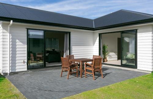 Wharewaka Villa | Brand New Cosy and Convenient Retreat