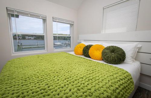 Fair Haven House | Brand new cozy waterfront house w jacuzzi