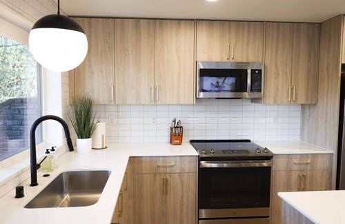 Lincoln House | Brand New Elegant & Cozy Home - Next To Downtown!n