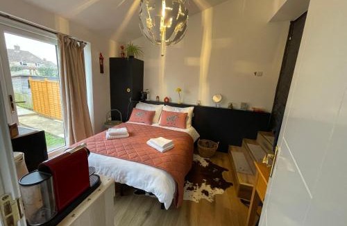Oxford House | Brand new en-suite double room private entry self-check