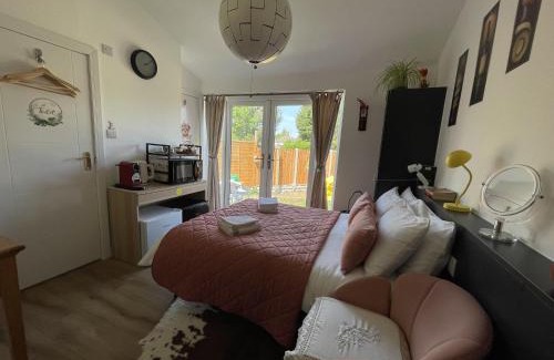 Oxford House | Brand new en-suite double room private entry self-check