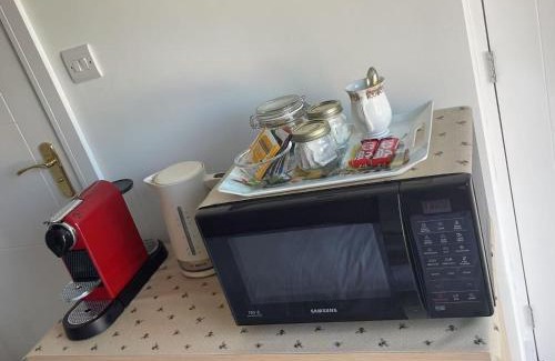 Oxford House | Brand new en-suite double room private entry self-check