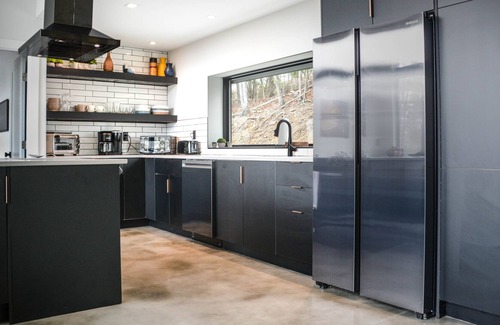 Wiley Cabin | Brand new. Family sized with view and hot tub. Dog Friendly. Modern Design!