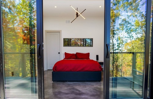 Wiley Cabin | Brand new. Family sized with view and hot tub. Dog Friendly. Modern Design!
