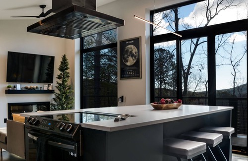 Wiley Cabin | Brand new. Family sized with view and hot tub. Dog Friendly. Modern Design!